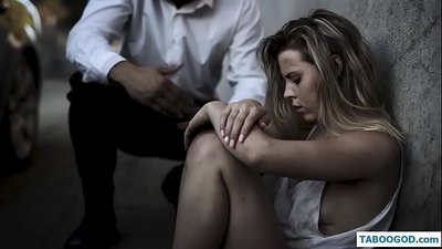 סיפורים קינקיים: ילדה מתבגרת חסרת בית